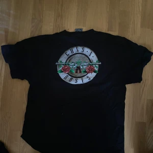 Guns and roses t shirt  - Bought it second hand fits a little bigger than L. Has been worn quite a lot but I still in very good condition. Found in a thrift shop in Ireland 