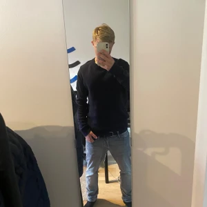  stickad tröja - Säljer en stilren svart stickad tröja som är perfekt för både höst och vinter. Tröjan har en klassisk design med långa ärmar och en bekväm passform. Den är i bra skick och passar till de flesta outfits. Tveka inte att höra av er vid funderingar. 