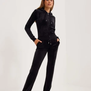 Jucy couture  - Setet är inte så använd speciellt byxorna, hör av er för fler bilder eller mer information !! 