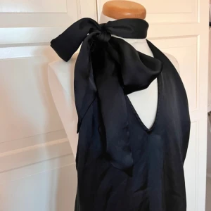 Svart satin klänning - Fin satin klänning💗 Mycket bra skick, en liten söm intill dragkedjan har släppt men inget som syns eller påverkar funktionen☺️ Tryck gärna på köp nu