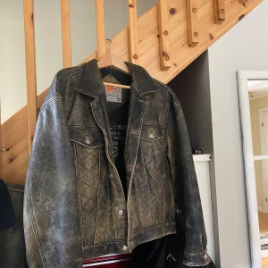 Bikerjacka - Bikerjacka från 80/90-talet. Säljes för 1500kr, priset sänks inte. Måttligt använd, men i fint skick.