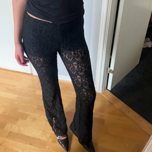 Spets byxor  - Säljer dessa spets byxor med inbyggd byxa från hm x coachella i st s 🤍