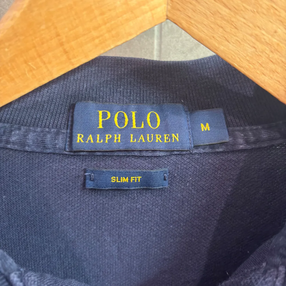 Stilig Marinblå långärmad pikétröja från Polo Ralph Lauren. Tydligt använd men i bra skick. Storlek Medium, passar dig mellan 175-185 beroende på kroppsbyggnad. Nypris ~ 1500kr Säljes pga att den inte kommer till användning.  . Tröjor & Koftor.