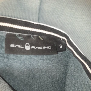 Sail racing hoddie storlek S - Den är nice mjuk och den håller värme i kalla väder 