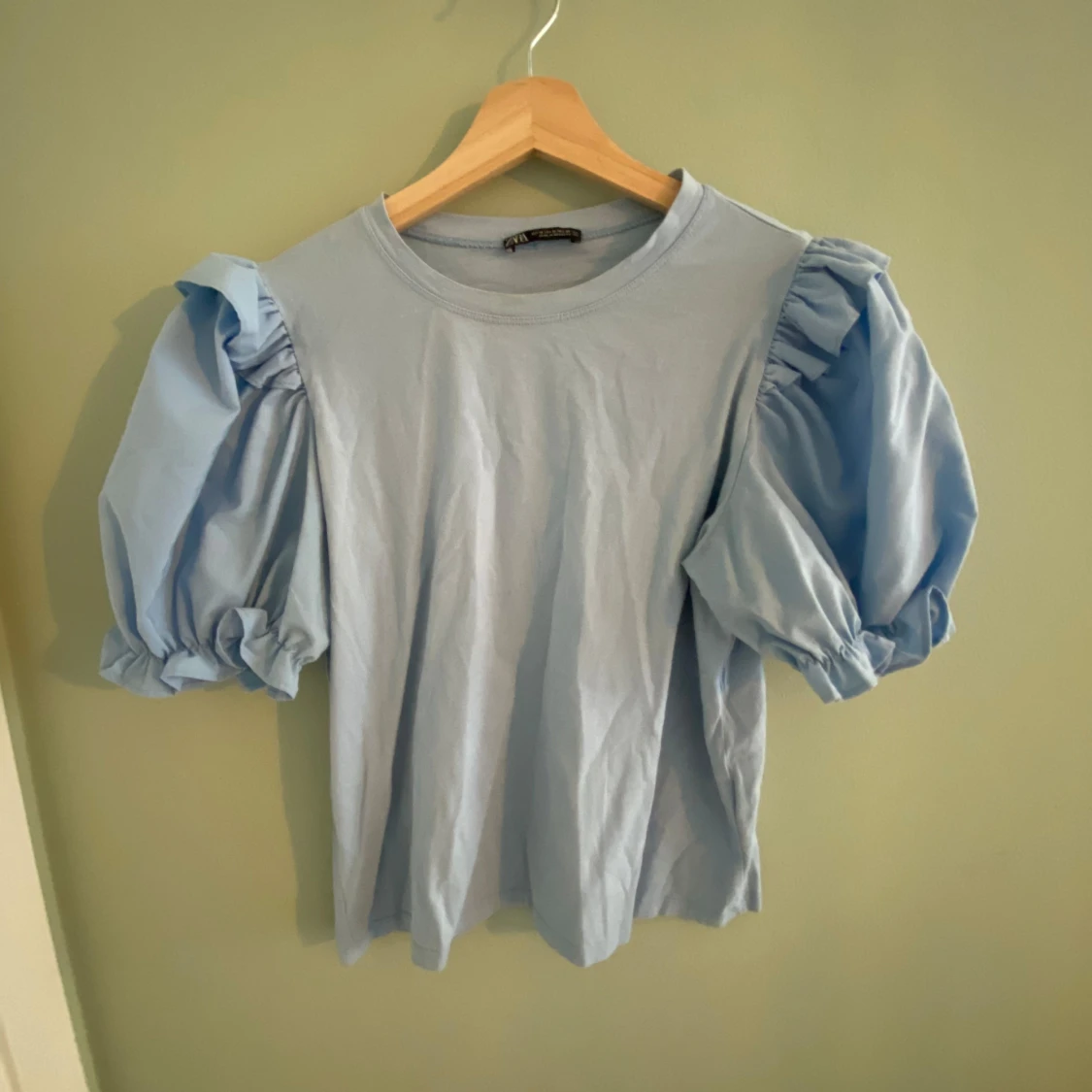 Ljusblå topp med puffärmar från Zara - 92
