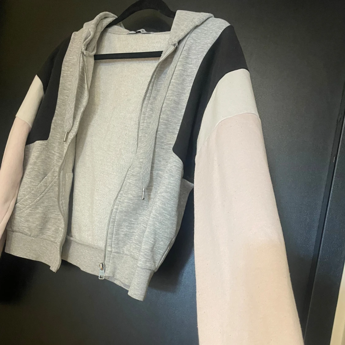 Grå hoodie med färgblock - 90