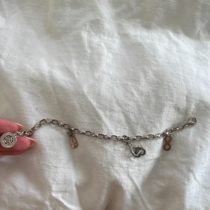 thomas saboo arband - thomas sabo armband me berlocker, armbandet är värt ungefär 1800. alla berlocker är ifrån thomas sabo. de har legat ett tag så berlockerna är lite slitna men går att putsa till enkelt. kom gärna med prisförslag❤️