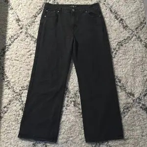 Ett par snygga svarta baggy jeans som är i bra skick med ina skador.