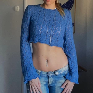 Stickad Tröja - Kort hålstickad tröja från Monki. Ny utan prislapp. Polyester ull blandning.