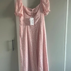 Klänning - Alltså så fin sommarklänning, eller till utlandssemestern kanske? Aldrig klätt i rosa så tyvärr kom den inte till användning hemma hos mig, hoppas någon annan kan finna lycka i den!  Ställ gärna frågor! 🌸