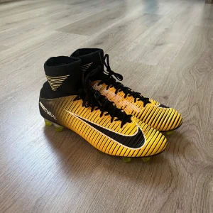 Fotbollsskor  - Säljer ett par väldigt fina fotbollsskor som är i väldigt bra skick som du ser på bilden,knappt använda,ett par unika skor som inte tillverkas längre, hör av dig om du har någon fråga eller något liknande. 600 för dessa skor är en galet bra deal🤝