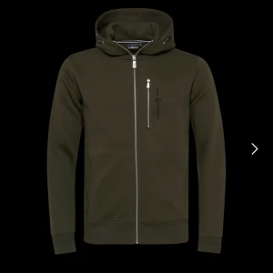 sail racing ziphoodie  - Knappt använd sailracing tröja, storlek S men passar även M. Bilder på den kan fås privat vid intresse. 