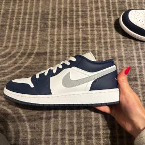 Nike Air Jordan 1 - Storlek 38,5 Säljer mina Nike Air Jordan 1 i ny skick. Har använt dom endast en gång. Storleken passar både dom som har 38 och 38,5.  Nypris: 1100kr. Väldigt bekväma och otroligt snygga! 