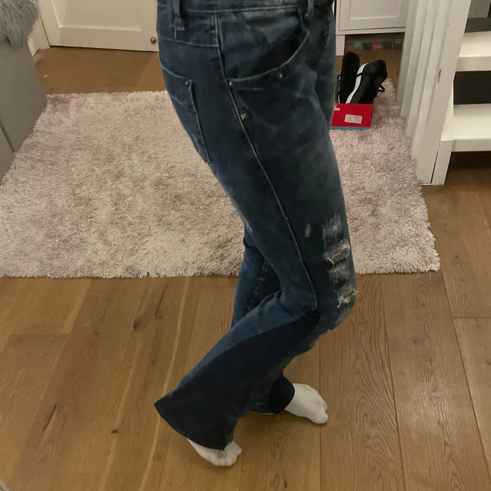 Säljer dessa supersnygga jeansen som jag sytt om till bootcut, passar perfekt nu till hösten 🍁❤️ passar mellan s-xs. Jeans & Byxor.