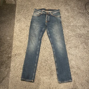 Nudie Jeans Grim Tim - Storlek 30W-32L. Nudie jeans nästan helt nya. Sköna byxor som jag säljer eftersom de är försmå för mig. Dm för frågor.