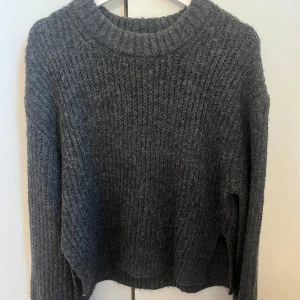 Skickad tröja  - Stickad tröja från Gina tricot med slits på armar och vid midjan, använd en gång