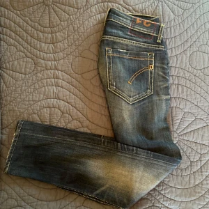 Dondup George Jeans - Nästan 10/10 (nyskick) Dondup Jeans med sjyst slitning vid vänsterknä! | Storlek 31 (Väldigt bra för runt 170cm) | Ställ gärna frågor ✌️(lägre priset p.g.a önskad snabb affär, ca. 4000 nya 👌)