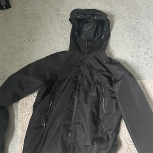 Cp company jacka  - Fin jacka oanvänd stor för mig passar också S bra varm och jätte fint me glasögonen som man kan ändra 