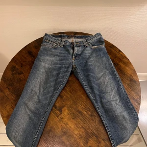 Nudie Blå jeans 30/33 - Säljer ett par klassiska blå jeans i normal passform. De har en snygg tvätt och är i bra skick. Perfekta för vardagsbruk och kan matchas med det mesta. 