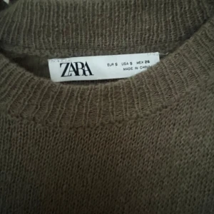 Sticlad tröja från zara - Stickad tröja från zara, gråbeige. Ganska tunn men väldigt fin. Sparsamt använd!