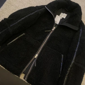 Teddy jacka  - Teddy jacka från hm i storlek XS med prislapp