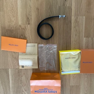 Louise Vuitton  - OBS! Bältet är egentligen hel svart till och med märket. Bältet är hos min vän just nu därför behöver jag ta en bild av mitt andra bälte. Den är 105 cm lång och jag säljer den eftersom jag blev trött på den. Pris går att diskutera vid snabb affär!