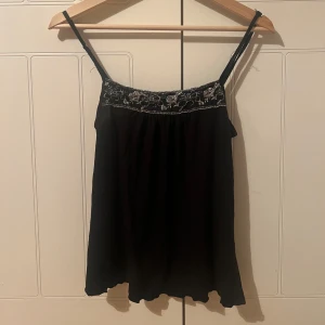 Topp - Söt linne med silver detaljer💞 