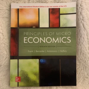 Principles of microeconomics av Robert Frank, Ben Bernanke, Kate Antonovics and Ori Heffetz kurslitteratur  - Kurslitteratur för ekonomi kurser (mikro ekonomi) Principles of Microeconomics , Upplaga 7 av Robert Frank, Ben Bernanke, Kate Antonovics and Ori Heffetz  Förlag: McGraw Hill NYSKICK! Aldrig använd  Format: Häftad Språk: Engelska