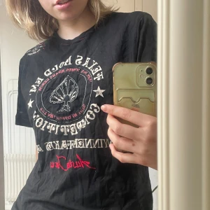 Cool tshirt 🤘🖤 - En cool tshirt med broderi/patchwork 🌟🖤 Köpt secondhand och i helt ok skick, jag har knappt använt den. Den är en man stl M tror jag
