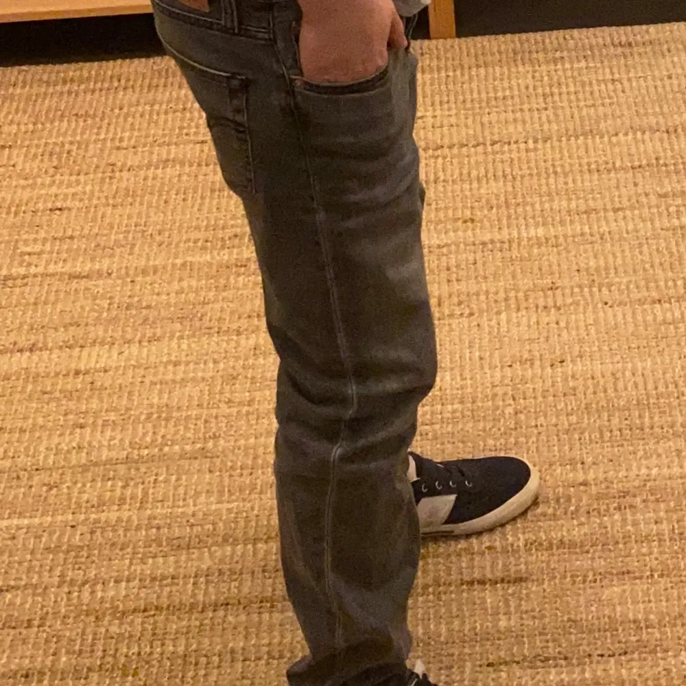 Säljer ett par riktigt feta gråa jeans från Levi's dem har en riktigt fet tvätt på sig och är i mycket bra skick. De har en klassisk femficksdesign och en riktigt bra,bekväm passform. Perfekta för både vardag och fest! 🖤. Jeans & Byxor.