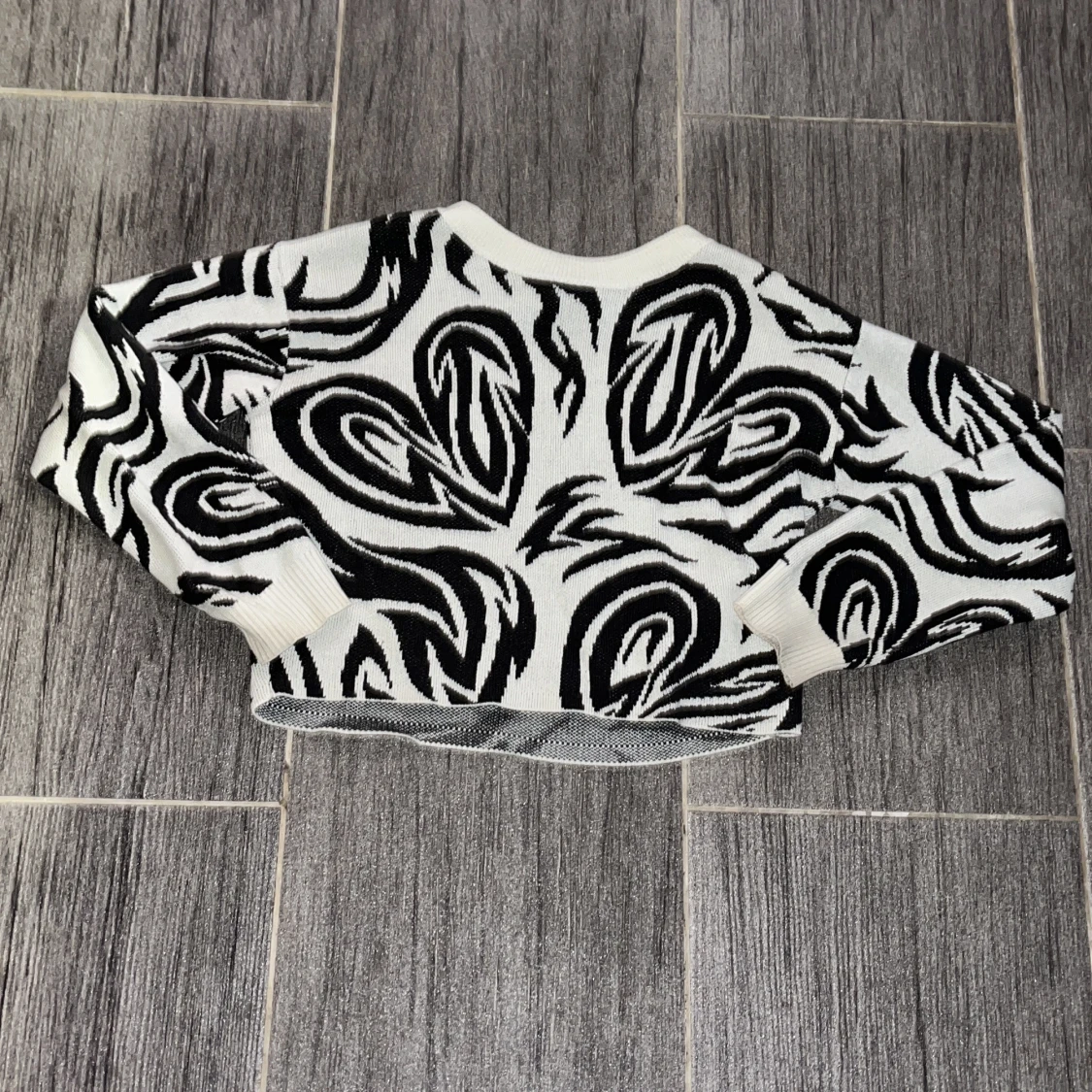 Svartvit mönstrad tröja från H&M