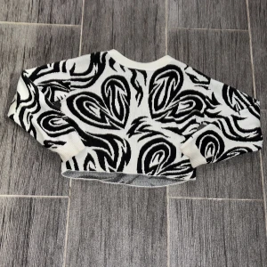 Svartvit mönstrad tröja från H&M - Säljer en cool svartvit tröja från H&M med ett unikt abstrakt mönster. Tröjan är croppad och har långa ärmar. 