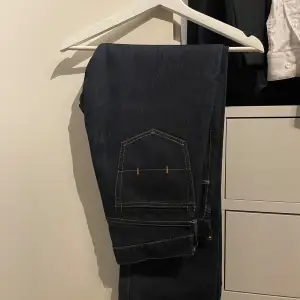 Säljer dessa mörkblå polo Ralph lauren jeans i strl 30/30. Väldigt fint skick och knappt använda. Hör av dig om du har några frågor eller funderingar!