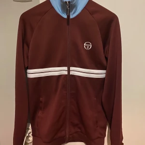 Sergio tacchini  - Helt ny och aldrig använd skriv vid funderingar 