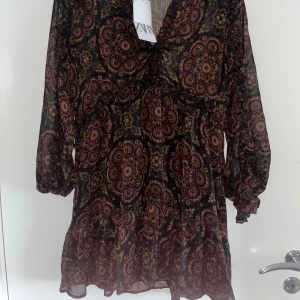 Zara klänning mönstrad - Så snygg mönstrad klänning från zara! Helt ny med lappen kvar. ❤️står storlek xs men passar mig som brukar ha s/m