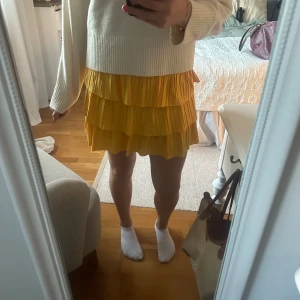 Gul kjol - Gul volangkjol från Zara! 