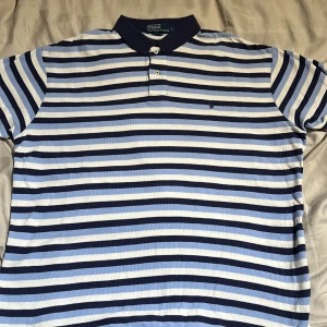 Ralph Lauren Piké  - ~Ralph Lauren piké  ~Gamla taggen ~Bra skick  ~Storlek L Kan hämtas i Lindesberg! Mvh Remy✌🏽