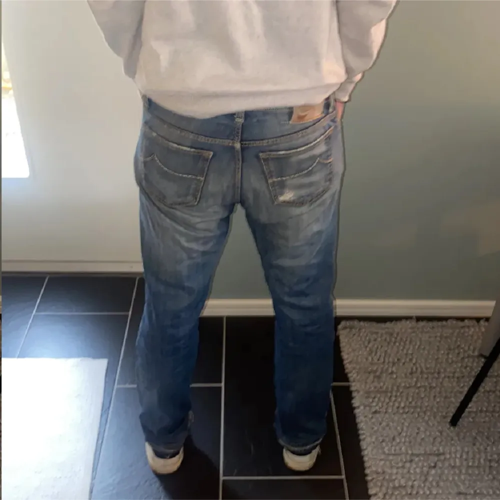 Jacob Cohen jeans med slitningar! Modellen är 182 70kg Skick 7/10. Jeans & Byxor.