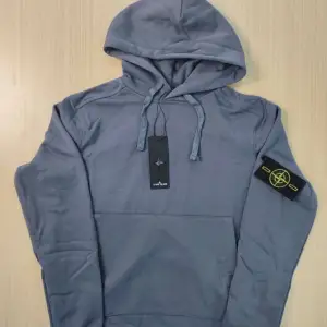 The a säljer en Riktig fet stone island hoodie I Helt nyskick!!Riktig fet för en snygg classic stil, om de är något Skriv Bara I dm!