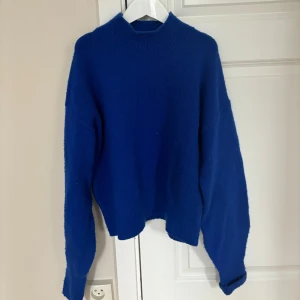 Stickad tröja - Blå stickad tröja med polokrage från &other stories! Jättemysig och varm🐻Något nopprig som syns på sista bilden🤗 