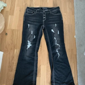Low waist jeans - svart låg midjade jeans, knappt använda, toppen skick