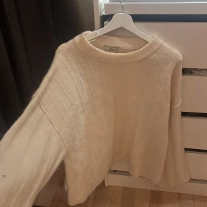 Beige stickad tröja  - Fin stickad tröja som inte kommer till användning, inga defekter 