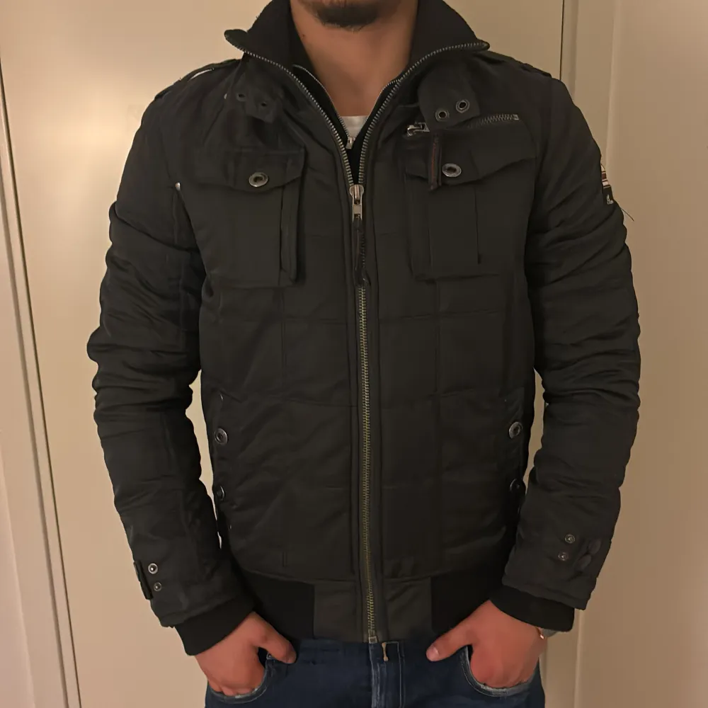 Säljer nu min tvär feta field jacket i toppen skick vid behov av bilder och liknande frågor är det bara att skriva👍👍. Jackor.