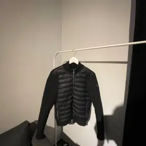 Moncler cardigan storlek S, skick 9/10 sparsamt använd 