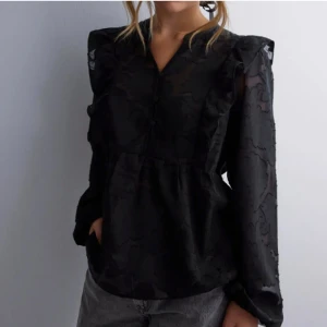 Söt blus  - Super fin blus ifrån Nelly, är lite genomskinlig 