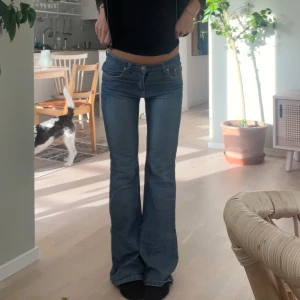 Lågmidjade bootcut jeans  - Lågmidjade bootcut jeans. Midjemått 33 cm, innerbenslängd 79 cm. Köp via köp nu❤️❤️