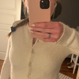 Stickad kofta  - Skicket är mycket bra!