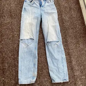 Slitna jeans från Gina tricot. I använt skick. Då de är för långa för mig har de gått sönder lite nedtill, jag är 160. Detta syns dock inte när jag har på mig dem. Storlek 32