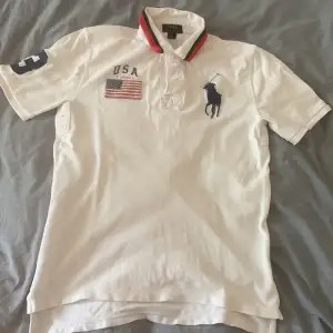 Polo från ralph lauren med usa flagga på sig samt nummer tre på ärmen. Inget nummer där back men ändå as fett. Står att den är strlk xl men de e i barn storlek. Jag skulle säga att den sitter som S. Priset går att diskutera och skriv om frågor uppstå