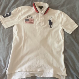 Usa chief keef polo - Polo från ralph lauren med usa flagga på sig samt nummer tre på ärmen. Inget nummer där back men ändå as fett. Står att den är strlk xl men de e i barn storlek. Jag skulle säga att den sitter som S. Priset går att diskutera och skriv om frågor uppstå